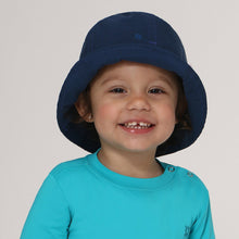 Carregar imagem no visualizador da galeria, Model Front: Uv Line Bob Hat Napoli Basic Kids Nac Inf Navy Blue Upf50+
