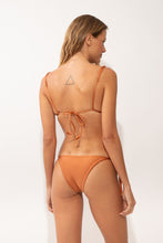 Carregar imagem no visualizador da galeria, Model Back: Rio De Sol Bas Bottom Shimmer-Nocciola Lacinho
