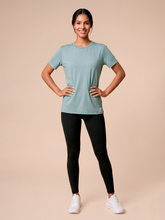 Carregar imagem no visualizador da galeria, Model Front: Uv Line Haut De Plage T-Shirt Uvpro Fem Green Water Upf50+
