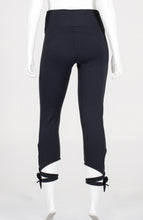 Carregar imagem no visualizador da galeria, Model Back: Alto Giro Fitness Bas Legging Up Co2 Barriga Zero Laco Preto
