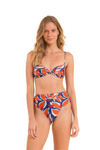 Carregar imagem no visualizador da galeria, Model Front: Rio De Sol Haut Top Leaves Bandeau-Joy
