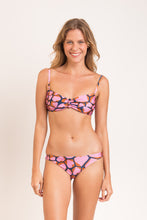 Carregar imagem no visualizador da galeria, Model Front: Rio De Sol Haut Top Amore-Pink Bandeau-Crispy

