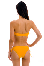 Carregar imagem no visualizador da galeria, Model Back: Rio De Sol Ensemble Set Uv-Pequi Bandeau-Reto Madrid
