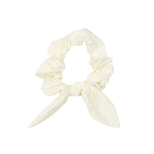 Carregar imagem no visualizador da galeria, Product Front: Rio De Sol Chouchou Off-White Scrunchie
