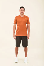 Carregar imagem no visualizador da galeria, Model Front: Uv Line T-Shirt Pour Homme T-Shirt Sport Fit Caramelo Upf50+
