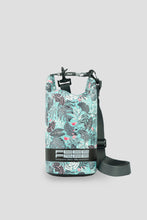 Carregar imagem no visualizador da galeria, Model Front: Feelfree Sac De Plage Dry Tube 1,5L Tropical Organic Teal
