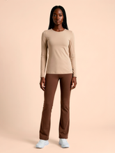 Carregar imagem no visualizador da galeria, Model Front: Uv Line T-Shirt Longsleeve Fem New Fit Sand Upf50+
