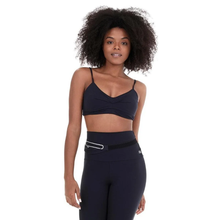 Carregar imagem no visualizador da galeria, Model Front: Alto Giro Fitness Haut Top Bodytex Costas Decotada Preto
