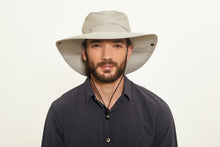 Carregar imagem no visualizador da galeria, Model Front: Uv Line Chapeau Souple/Capeline Hat Safari L Masc Sand Upf50+
