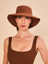 Carregar imagem no visualizador da galeria, Model Front: Uv Line Bob Hat California Fem Cognac Upf50+
