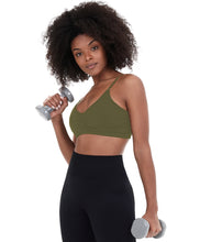 Carregar imagem no visualizador da galeria, Model Front: Alto Giro Fitness Haut Top Sem Costura Essential Verde Kalamata
