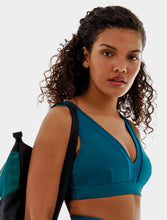 Carregar imagem no visualizador da galeria, Model Front: Alto Giro Fitness Haut Top Up Co2 Com Recortes Atlanta Azul
