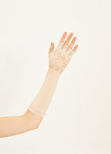 Carregar imagem no visualizador da galeria, Model Back: Uv Line Gants Long Gloves Uni Beige Upf50+
