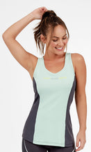 Carregar imagem no visualizador da galeria, Model Front: Alto Giro Fitness Haut Regata Skin Fit Recorte Frente
