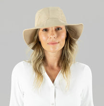 Carregar imagem no visualizador da galeria, Model Front: Uv Line Chapeau Souple/Capeline San Remo Areia Offwhite Upf50+
