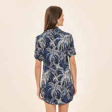 Carregar imagem no visualizador da galeria, Model Back: Uv Line Chemise Shirtdress Coqueiros Marinho Upf50+
