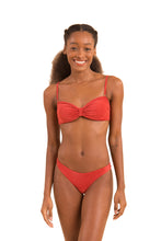 Carregar imagem no visualizador da galeria, Model Front: Rio De Sol Haut Top Malibu-Chili Bandeau-Duo
