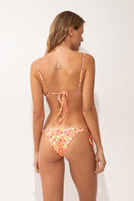 Carregar imagem no visualizador da galeria, Model Back: Rio De Sol Haut Top Ditsy-Butter Lia
