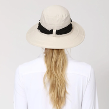 Carregar imagem no visualizador da galeria, Model Back: Uv Line Chapeau Souple/Capeline Hat Paris Ville L Fem Sand Upf50+
