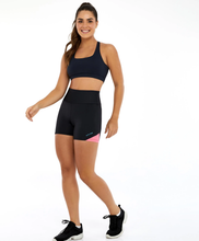 Carregar imagem no visualizador da galeria, Model Front: Alto Giro Fitness Bas Bermuda Bodytex Barriga Zero E Bolso Preto
