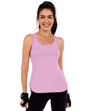 Carregar imagem no visualizador da galeria, Model Front: Alto Giro Fitness Haut Regata Skin Fit Alongada Gola V Rosa Soft
