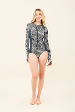 Carregar imagem no visualizador da galeria, Model Front: Uv Line Une Pièce Swimsuit Macae Dahlia Navy Blue Upf50+
