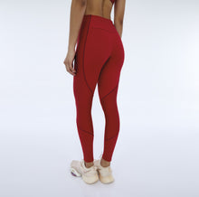 Carregar imagem no visualizador da galeria, Model Back: Alto Giro Fitness Bas Legging Hyper Recortes Atlanta Vermelho Haute Red
