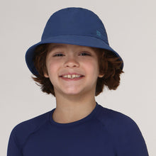 Carregar imagem no visualizador da galeria, Model Front: Uv Line Bob Hat Basic Kids Inf Navy Blue Upf50+
