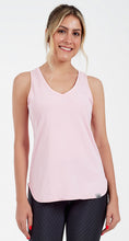 Carregar imagem no visualizador da galeria, Model Front: Alto Giro Fitness Haut Regata Skin Fit Alongada Gola V Rosa Clara
