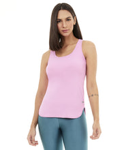 Carregar imagem no visualizador da galeria, Model Front: Alto Giro Fitness Haut Regata Skin Fit Alongada Rosa Happiness
