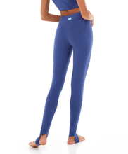 Carregar imagem no visualizador da galeria, Model Back: Alto Giro Fitness Bas Legging Staff Com Tule E Silk Azul Movement
