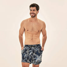 Carregar imagem no visualizador da galeria, Model Front: Uv Line Short De Bain Short Acqua Coqueiros Marinho Upf50+
