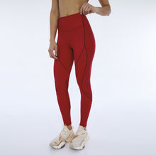 Carregar imagem no visualizador da galeria, Model Front: Alto Giro Fitness Bas Legging Hyper Recortes Atlanta Vermelho Haute Red
