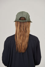 Carregar imagem no visualizador da galeria, Model Back: Uv Line Casquette Visor Nice Fem Militar Green Upf50+
