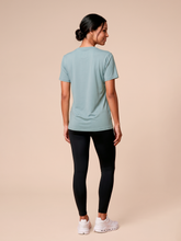 Carregar imagem no visualizador da galeria, Model Back: Uv Line Haut De Plage T-Shirt Uvpro Fem Green Water Upf50+

