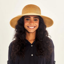 Carregar imagem no visualizador da galeria, Model Front: Uv Line Chapeau Souple/Capeline Hat Santorini Imp Fem Wheat Upf50+
