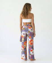 Carregar imagem no visualizador da galeria, Model Back: Rio De Sol Pantalon De Plage Garden-Flower Pants Knot
