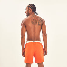 Carregar imagem no visualizador da galeria, Model Back: Uv Line Bermuda / Short Pour Homme Shorts Boxer Orange Upf50+
