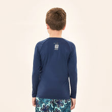 Carregar imagem no visualizador da galeria, Model Back: Uv Line T-Shirt Acqua Qr Code Marinho Upf50+
