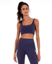 Carregar imagem no visualizador da galeria, Model Front: Alto Giro Fitness Haut Top Blackout Costas Regata Cinza Odyssey
