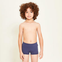 Carregar imagem no visualizador da galeria, Model Front: Uv Line Maillot De Bain Garçon Trunks Kids F Inf Navy Blue Upf50+
