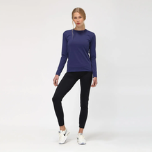Carregar imagem no visualizador da galeria, Model Front: Uv Line T-Shirt Longsleeve Uvpro Fem Navy Blue Upf50+
