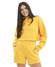 Carregar imagem no visualizador da galeria, Model Front: Alto Giro Fitness Haut Cropped M3Cbs Gola Alta Amarelo Amber
