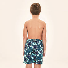 Carregar imagem no visualizador da galeria, Model Back: Uv Line Maillot De Bain Garçon Shorts Aqua Hibiscus Kids Upf50+
