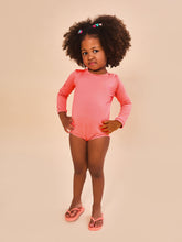 Carregar imagem no visualizador da galeria, Model Front: Uv Line Maillot De Bain Bébé Baby Longsleeve Swimsuit Coral Upf50+
