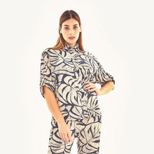 Carregar imagem no visualizador da galeria, Model Front: Uv Line Haut De Plage Shirt Copa Costela Off White Upf50+
