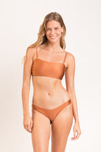 Carregar imagem no visualizador da galeria, Model Front: Rio De Sol Ensemble Set Nocciola Bandeau-Reto High-Leg

