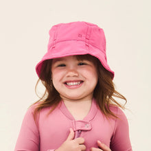 Carregar imagem no visualizador da galeria, Model Front: Uv Line Bob Hat Napoli Basic Kids Nac Inf Pink Upf50+
