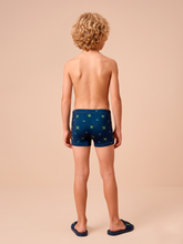Carregar imagem no visualizador da galeria, Model Back: Uv Line Maillot De Bain Garçon Swim Trunks Kids Pirates Fun Upf50+
