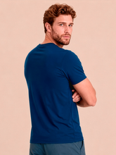 Carregar imagem no visualizador da galeria, Model Back: Uv Line T-Shirt Pour Homme T-Shirt Uvpro Masc Cobalt Upf50+
